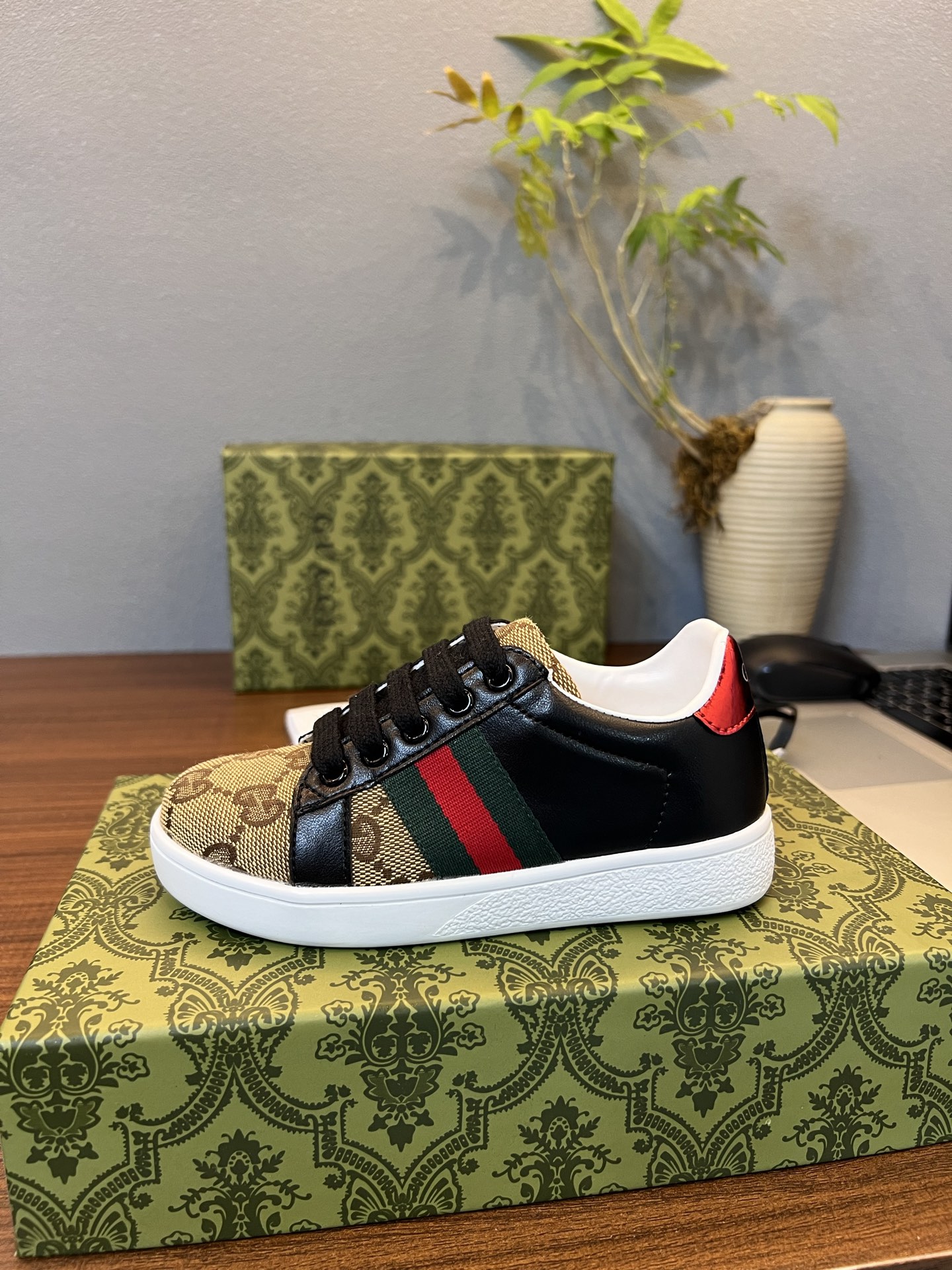 Children's shoes child